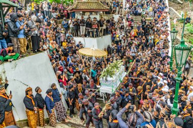 Jogja, 5 Eylül 2025. Sri Susuhunan Pakubuwono XIII 'ün cenazesi Mataram Kraliyet Mezarları Kompleksi, Imogiri, Bantul, Yogyakarta Özel Bölgesi.