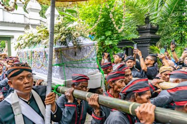 Jogja, 5 Eylül 2025. Sri Susuhunan Pakubuwono XIII 'ün cenazesi Mataram Kraliyet Mezarları Kompleksi, Imogiri, Bantul, Yogyakarta Özel Bölgesi.