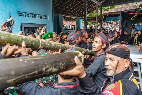 Jogja, 5 Eylül 2025. Sri Susuhunan Pakubuwono XIII 'ün cenazesi Mataram Kraliyet Mezarları Kompleksi, Imogiri, Bantul, Yogyakarta Özel Bölgesi.