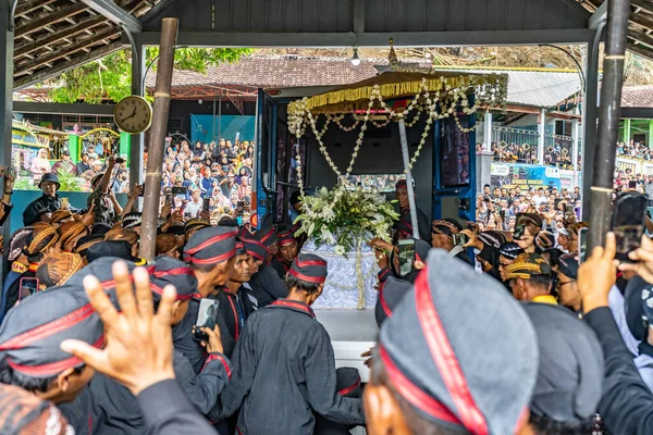 Jogja, 5 Eylül 2025. Sri Susuhunan Pakubuwono XIII 'ün cenazesi Mataram Kraliyet Mezarları Kompleksi, Imogiri, Bantul, Yogyakarta Özel Bölgesi.