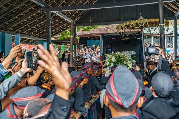 Jogja, 5 Eylül 2025. Sri Susuhunan Pakubuwono XIII 'ün cenazesi Mataram Kraliyet Mezarları Kompleksi, Imogiri, Bantul, Yogyakarta Özel Bölgesi.