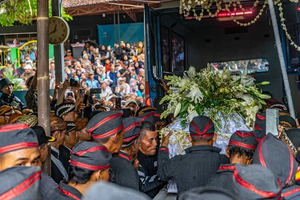 Jogja, 5 Eylül 2025. Sri Susuhunan Pakubuwono XIII 'ün cenazesi Mataram Kraliyet Mezarları Kompleksi, Imogiri, Bantul, Yogyakarta Özel Bölgesi.