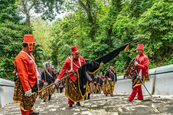 Jogja, 5 Eylül 2025. Sri Susuhunan Pakubuwono XIII 'ün cenazesi Mataram Kraliyet Mezarları Kompleksi, Imogiri, Bantul, Yogyakarta Özel Bölgesi.