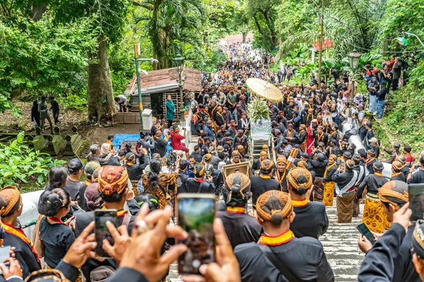 Jogja, 5 Eylül 2025. Sri Susuhunan Pakubuwono XIII 'ün cenazesi Mataram Kraliyet Mezarları Kompleksi, Imogiri, Bantul, Yogyakarta Özel Bölgesi.