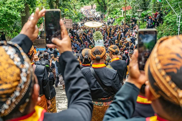 Jogja, 5 Eylül 2025. Sri Susuhunan Pakubuwono XIII 'ün cenazesi Mataram Kraliyet Mezarları Kompleksi, Imogiri, Bantul, Yogyakarta Özel Bölgesi.