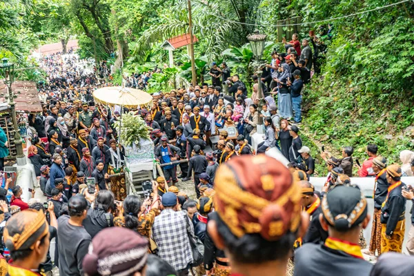 Jogja, 5 Eylül 2025. Sri Susuhunan Pakubuwono XIII 'ün cenazesi Mataram Kraliyet Mezarları Kompleksi, Imogiri, Bantul, Yogyakarta Özel Bölgesi.