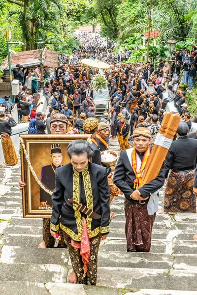 Jogja, 5 Eylül 2025. Sri Susuhunan Pakubuwono XIII 'ün cenazesi Mataram Kraliyet Mezarları Kompleksi, Imogiri, Bantul, Yogyakarta Özel Bölgesi.