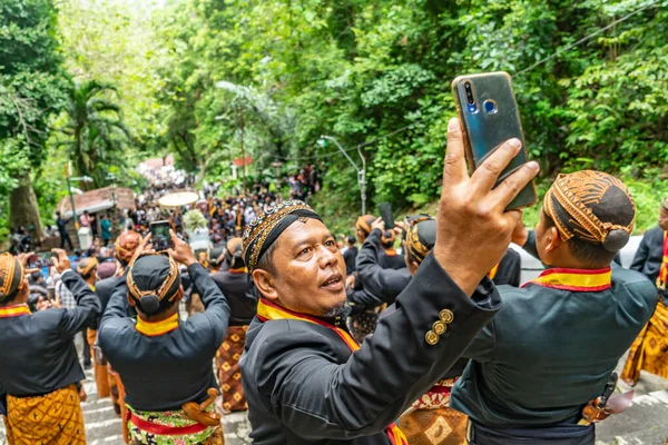 Jogja, 5 Eylül 2025. Sri Susuhunan Pakubuwono XIII 'ün cenazesi Mataram Kraliyet Mezarları Kompleksi, Imogiri, Bantul, Yogyakarta Özel Bölgesi.
