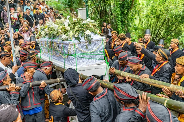 Jogja, 5 Eylül 2025. Sri Susuhunan Pakubuwono XIII 'ün cenazesi Mataram Kraliyet Mezarları Kompleksi, Imogiri, Bantul, Yogyakarta Özel Bölgesi.