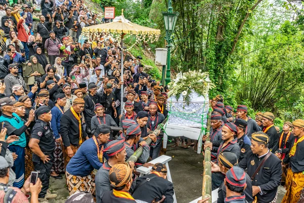 Jogja, 5 Eylül 2025. Sri Susuhunan Pakubuwono XIII 'ün cenazesi Mataram Kraliyet Mezarları Kompleksi, Imogiri, Bantul, Yogyakarta Özel Bölgesi.