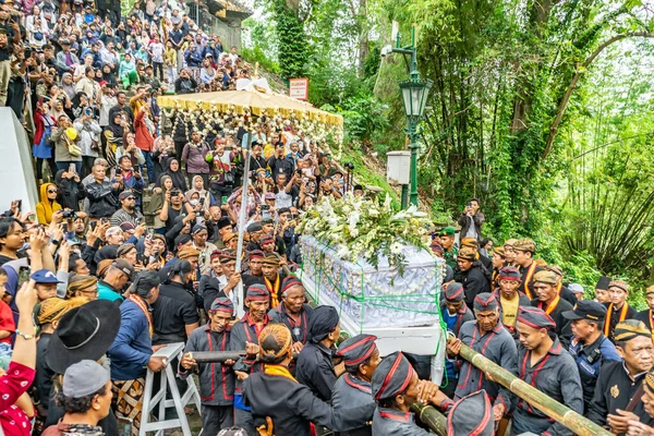 Jogja, 5 Eylül 2025. Sri Susuhunan Pakubuwono XIII 'ün cenazesi Mataram Kraliyet Mezarları Kompleksi, Imogiri, Bantul, Yogyakarta Özel Bölgesi.