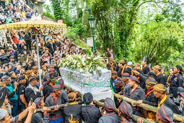 Jogja, 5 Eylül 2025. Sri Susuhunan Pakubuwono XIII 'ün cenazesi Mataram Kraliyet Mezarları Kompleksi, Imogiri, Bantul, Yogyakarta Özel Bölgesi.