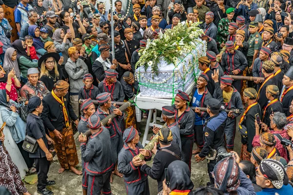 Jogja, 5 Eylül 2025. Sri Susuhunan Pakubuwono XIII 'ün cenazesi Mataram Kraliyet Mezarları Kompleksi, Imogiri, Bantul, Yogyakarta Özel Bölgesi.