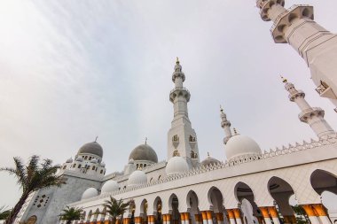 Solo - 6 Mayıs 2025. Akşam ışığı, Şeyh Zayed Camii 'nin uzun minareleri ve zarif kubbelerini vurguluyor, açık gökyüzü altında İslam mimarisi, kültür mirası ve dingin güzelliği sergiliyor..