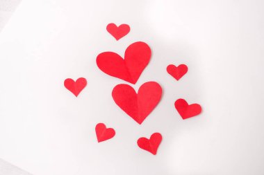 Beyaz arkaplanda kırmızı kağıt kalpler, metin için kağıt sanat kopyalama alanı