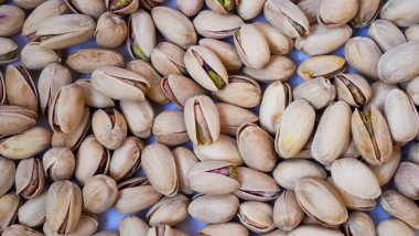 Kavrulmuş ve tuzlu fıstıklı fındıklı fındıklı fotoğraf, yayılmış ışık bile var. Tepe manzaralı fıstıklar. Sağlıklı beslenme. Whole foods.
