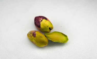 Beyaz arka planda soyulmuş, tuzlu fıstık yığını..