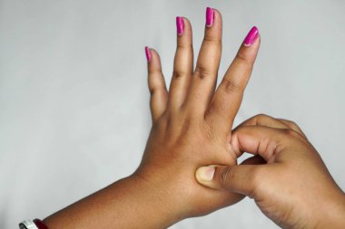 Kadın ellerinin kapalı olması beyaz arka planda akupres kendi kendine tedavi kavramı oluşturur..