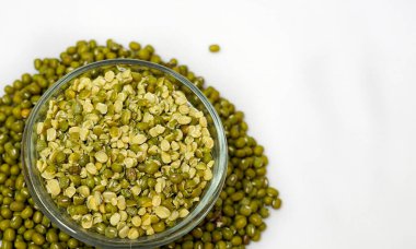 Yeşil moong dalını bir kasede bölmek besleyici, protein zengini bir bileşendir. Çorba, köri veya salata için idealdir. Hafif bir tat ve sindirim özelliği sunar..