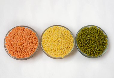 Moong mung çizmesi Chana nohut bezelye sarısı kırmızı yeşil mercimek pullu fasulye verity. Besleyici, protein zengini ve sağlıklı yemek pişirmek için ideal. beyaz arkaplanda izole.