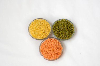 Moong ya da mung, boot Chana, nohut, sarı, kırmızı, yeşil dallı mercimek fasulye parçalı verity. Besleyici, protein zengini ve sağlıklı yemek pişirmek için ideal. beyaz arkaplanda izole.