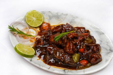 Kırmızı biberli tavuk, Kore usulü kızarmış biberli tavuk, Hindistan 'da evde yapılmış, beyaz arka planda servis edilen bir tabak.