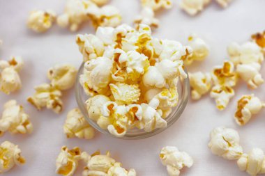 Patlamış mısır, patlamış mısır, patlamış mısır, beyaz arka planda izole edilmiş patlamış mısır, kasede patlamış mısır, beyaz arka planda izole edilmiş patlamış mısır..