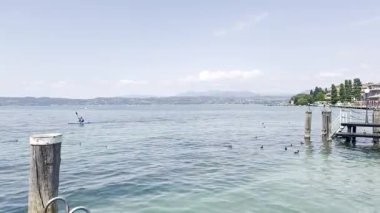 İtalya, Garda Gölü, 12 Temmuz 2025. Garda Gölü 'nün berrak turkuaz suyu ve yumuşak dalgalı hareketli panoramik videosu. Rahatlama, farkındalık ve sakin arka plan kullanımı için idealdir. Yazar: Djundiet A.