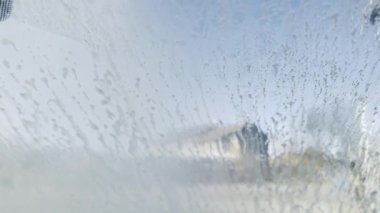 Otomatik oto yıkamada temizlenen bir arabanın HD stok görüntüleri..