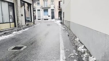 Kış mevsiminde eriyen karla Sessiz Avrupa Residential Caddesi.