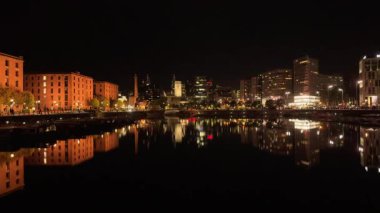 4K: Liverpool Rıhtımı, Merseyside, İngiltere. Albert rıhtımında bir gece. Stock Video Klibi Görüntüsü