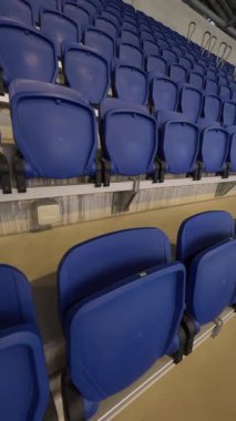 4K: Stadyumda boş plastik koltuklar. Sandalyeler mavi, insan yok. Dikey. Stock Video Klibi Görüntüsü