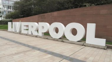Şehir merkezinde Liverpool kelimesinin harfleri ya da imzası var. Merseyside 'da. İngiltere. Stock 4K Video Klip Görüntüsü