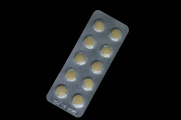 Siyah arka planda izole edilmiş yuvarlak tabletlere sahip su toplaması sağlık hizmetleri ilaç tedavisi ve ilaç tedarikini temsil ediyor.