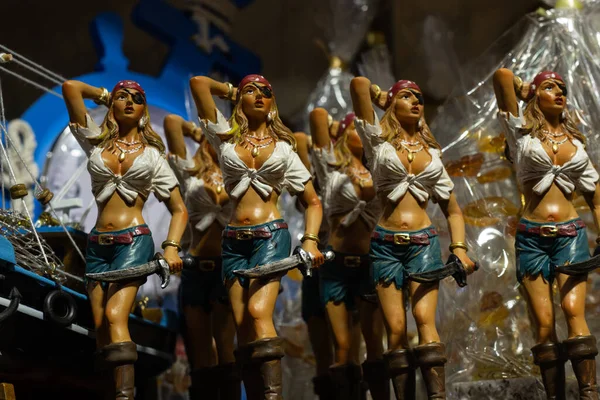 Ustka kabartmalı, deniz nakışlı, fermuarlı ve kart desenli kahverengi ve siyah renkli gerçek deri cüzdanlar hediye dükkanında sergileniyor. İdeal Baltık seyahat hediyeleri