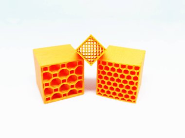 3D yazdırma filamanının küp yapısına bal peteği ya da altıgen dolgu modeli