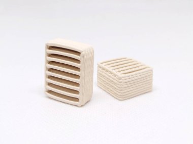 Zeolite Clay ile kare bir yapı kullanan iki seramik 3D baskı