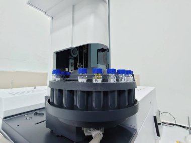 Kimya ve otomotiv alanlarında gaz kromatografisi enstrümanının otomatik yükselticisi,