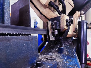 Şerit, metal şaft parçalarını kesen makineyi gördü. Endüstriyel amaç için makine aracı