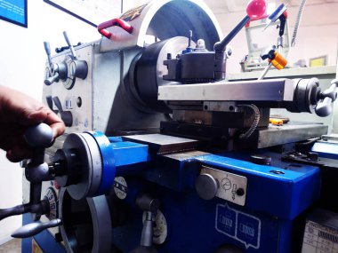 Torna atölyesinin bir kısmı yakın plan. Metal işleme için eski torna fabrikalarında duruyor. Sanayi geçmişi.