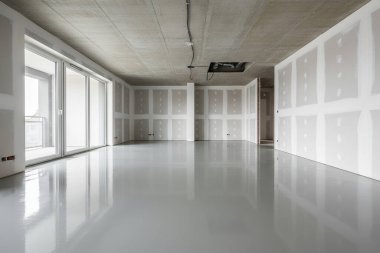 Bu resim, pürüzsüz, yansıtıcı tabanı olan, mimari veya tasarım kavramları için mükemmel geniş bir odayı gösteriyor.