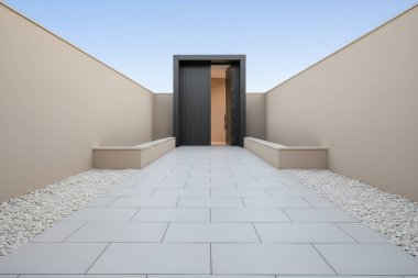 Bu çağdaş dış görünüş, temiz çizgileri ve hoş bir atmosferi olan minimalist bir tasarıma sahiptir.