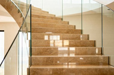 Mimari tasarım doğal ışık ve minimalist estetik merdiven içerir.