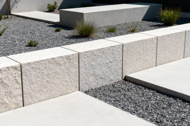 Bu resim, minimalist estetik ve doğal dokulara sahip çağdaş bir dış mekanı gösteriyor.