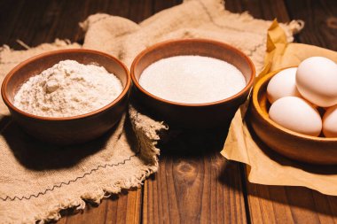 Yemek pişirmeye hazır un, şeker ve taze yumurta gibi temel pişirme malzemelerinin yakın çekimi.