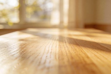 Tahta taneciklerin dokusu yumuşak, noktalı ışıkla vurgulanır. Sıcak ve davetkar bir atmosfer yaratır.