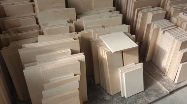 Büyük bir ham kontrplak ve kereste koleksiyonu organize edildi ve istiflendi. İnşaat ve el yapımı projelerinde kullanılmaya hazır hale getirildi.