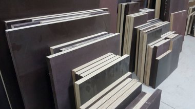 Büyük miktarlarda kontrplak paneller düzenli olarak istiflenir ve düzenlenir, inşaat projelerinde kullanılmaya hazırdır.