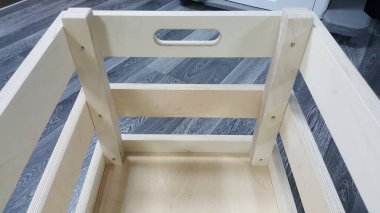 Bu resim, çocuklar için sağlam çerçeve ve güvenlik özelliklerini vurgulayan doğal bir ahşap öğrenme kulesinin detaylı yapısını gösteriyor.