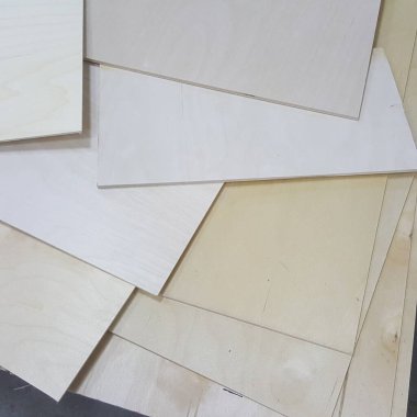 Açık renkli, ince huş ağacından yapılmış bir kolleksiyon düzgün bir şekilde istiflenmiş, çeşitli DIY ve profesyonel uygulamalarda kullanıma hazır.